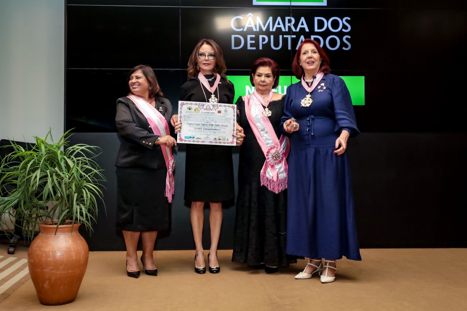 Virginia Mendes é homenageada em Brasília como Dama Comendadora da Ordem Rosa JK.